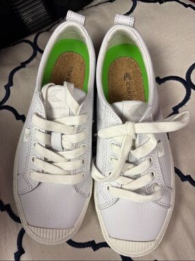 Cariuma White Leather Sneakers with Green Insoles
